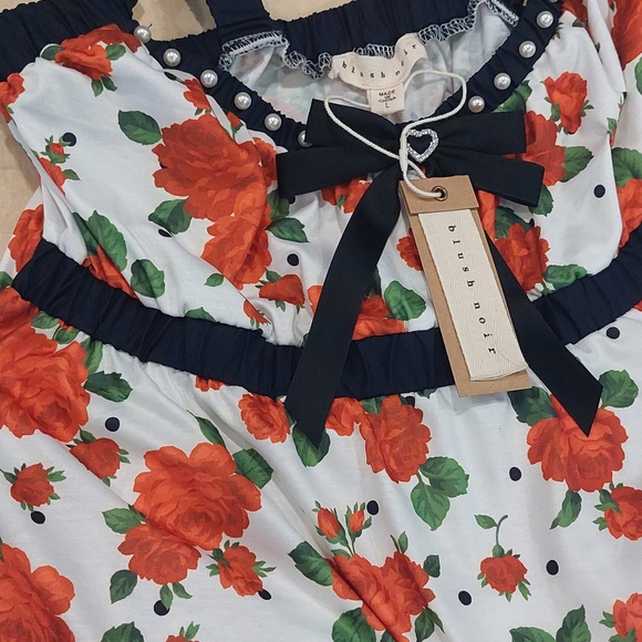 Chic Floral Women's Blouse with Black Accents - Picture 8 of 8